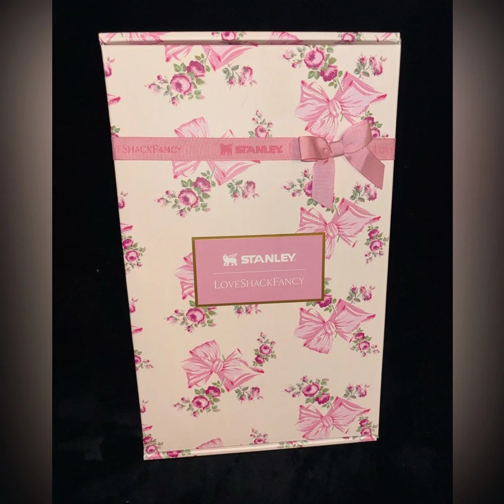 STANLEY X LOVESHACKFANCY HOLIDAY QUENCHER - 20oz in Rosa Beaux Pink -NEW in Box! - Picture 2 of 6